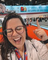 Então eu sou a moça dos livros. Assim como já fui a amiguinha dos pais  separados, a menina muito fã de Chiquititas e Sandy e Jr, a filha do  Soares, namorada do