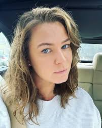 Kirsten Kent's Instagram, Twitter & Facebook