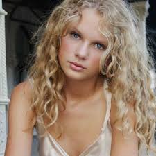 Jillian Arthur's Instagram, Twitter & Facebook