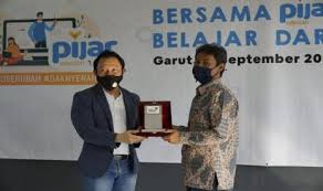 Bantuan kuota internet seluler terdiri atas Telkom Operasikan Aplikasi Pijar Sekolah Di Sman 8 Garut Republika Online