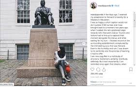 Namun di balik itu, merah mengingatkan kita semua tentang warna yang menggelorakan, penuh semangat, seperti kamu yang hari ini sudah lulus, tulis didiet maulana dalam postingan instagramnya @didietmaulana. Harvard Dan Stanford Terima Maudy Ayunda Pilih Mana Star Jogja Fm