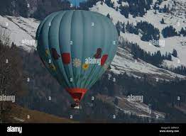 Heißluftballon Landung Chateau D Oex Heißluft-Ballon-Festival Berner Alpen  Der Schweiz Stockfotografie - Alamy