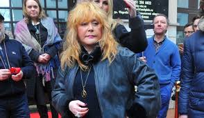 Именинница алла пугачева плюнула в праздничный торт. Pugacheva V Strannom Vide Vspoloshila Narod Shou Biznes Dni Ru Inforunews Livejournal