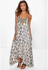 Chez les petites ambitieuses, impossible n'est pas possible et nous nous sommes mises en tête de créer la robe longue parfaite pour les femmes petites. Robes Longues Petite Robes Maxi Petite Taille Boohoo Fr