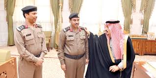 الأمير فيصل بن بندر يقلد قائد أمن المواكب بمرور الرياض رتبته الجديدة