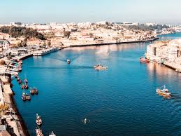 The city proper had a population of 178,255 in 2001. Portwein Trinken In Porto Vila Nova De Gaia A Nomad Abroad
