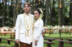 Yang berhijab pun tetap bisa memakainya kok. 14 Inspirasi Tampil Ningrat Dengan Pernikahan Adat Jawa
