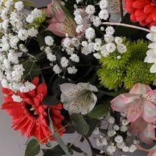 Es la distribución artística de una variedad de flores, formando imágenes simétricas o. Arreglo Floral Para Atril O Altar De Iglesias Floreria La Fleur Montevideo