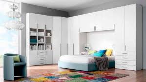 Des Placards De Rangement Autour Du Lit Pont De Lit Meuble Chambre A Coucher Chambre Parents