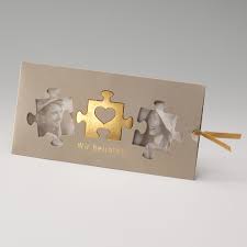 Einladungskarte Einsteckkarte In Gold Mit Ausgeschnittenen Puzzle Teilen Und Goldfolienpragung Puzzle Hochzeit Karte Hochzeit Hochzeitskarten Ideen