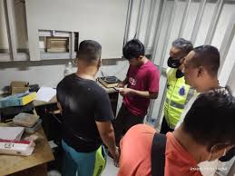 Related articles bom babi macam biji getah, pengembara hutan dinasihat elak polis minta individu terbabit pergaduhan depan masjid tampil bantu. Lelaki Miliki Dua Rekod Jenayah Lampau Diberkas Terlibat Kegiatan Judi Dalam Talian Di Batu Kitang Dayakdaily