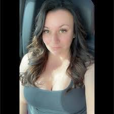 Julie Kohlman's Instagram, Twitter & Facebook