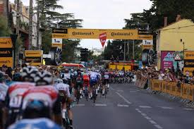 Consultez l'ensemble des articles, reportages, directs, photos et vidéos de la rubrique tour de france publiés le vendredi 16 juillet 2021. La Regle Des 3 Derniers Kilometres Etendue Aux 4 5 Km Lors De La 13e Etape Du Tour De France L Equipe