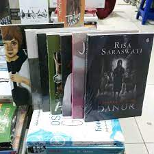 Jangan heran jika mendapatiku sedang berbicara sendirian atau tertawa tanpa seorang pun terlihat sedang bersamaku. Jual Novel Risa Saraswati 1 Paket 7 Buku Danur William Janshen Asih Hendrick Hans Maddah Di Lapak Bokoopedia Bukalapak