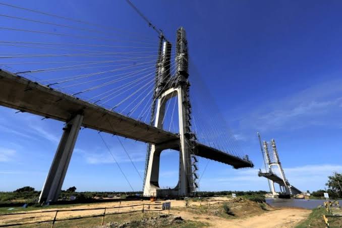 Beijo&rdquo; une pa&iacute;ses na reta final da ponte s&iacute;mbolo da Rota Bioce&acirc;nica