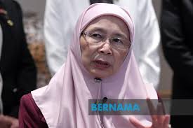 Lahir 3 disember 1952) merupakan ahli politik dan juga bekas timbalan perdana menteri wanita pertama di malaysia dan juga bekas presiden parti keadilan rakyat. Bernama Wan Azizah Extends Condolences To Japan Over Typhoon Related Deaths