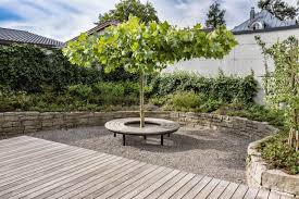 Naturliche Harmonie Im Garten Dieses Hauses Direkt Am See Garten Familiengarten Hinterhof Garten
