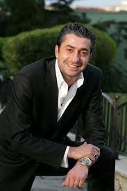 Erkan petekkaya hakkında bilinmeyenler 2004 yılında didem petekkaya ile olan evliliğinden bir oğlu oldu. Erkan Petekkaya Showbiz Lounge