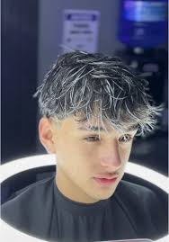 Luzes Platinadas com Corte Moicano: Tendência de Cabelo