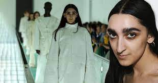 Gucci markasının yeni mankeni armine harutyunyan defilede görenleri şaşkına çevirdi. Gucci Nin Yeni Yuzu Armine Harutyunyan Nasil Kesfedildi Magazin Haberleri Ntv