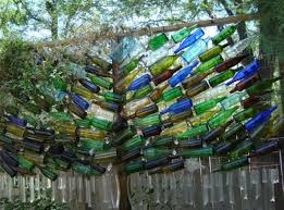Weinflaschen Im Garten Sichtschutz Idee Baum Form Bunt Glas Weinflasche Garten Weinflasche Kunst Flaschengarten