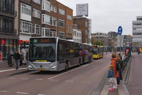 Qbuzz 4227 vertrekt van de halte Utrecht Neude onderweg als lijn 28 naar station Utrecht Centraal en station Vleuten. Ongeveer twee maanden na deze foto raakte Qbuzz de concessie kwijt aan Transdev.