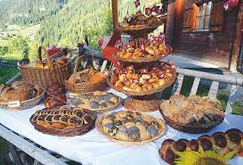 No swiss brunch table would be without fresh bread. 1 August Brunch Jetzt Anmelden Schweizer Bauer