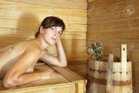 Nackte Mädchen Lag Auf Einer Bank In Der Sauna Lizenzfreie Fotos, Bilder  Und Stock Fotografie. Image 11069937.