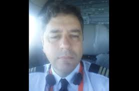 Un diputado de Ciudadanos saluda en un vídeo de Twitter a Albert Rivera  mientras pilota un avión comercial