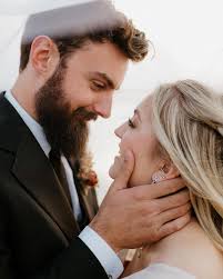 Stunning photo of Rachel & Dylan Byrd! Congratulations to you both ♥️ 📷:  @gracestarrphotography