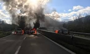 Rapina al portavalori lungo l'autostrada 14, a due chilometri dall'uscita di cerignola est in provincia di sul luogo della rapina sono intervenuti dei vigili del fuoco, i soccorsi meccanici, oltre al personale. Lwme9crpnnfyam