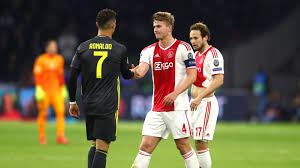 Die niederlande dominierten, matthijs de ligt köpfelte aus kürzester distanz aber weg vom tor statt ins leere gehäuse (10.), memphis depay konnte die unfreiwillige vorlage auch nicht verwerten. De Ligt Verrat Cr7 Fragte Mich Ob Ich Zu Juve Kommen Will Goal Com