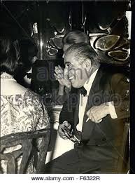 Жизнь и времена аристотеля онассиса и другим книгам и статьям. Aristotle Onassis Bei Der Premiere Von Zorbas Der Grieche Stockfotografie Alamy