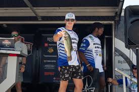 Virginia's Ferguson and Thomas take lead in scorching hot first round of  Bassmaster High School Championship