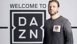 Wir hatten das glück für folge 13 unseres podcasts dazn kommentator matthias naebers für ein interview zu gewinnen! Dazn Zeigt Die Uefa Champions League Und Die Uefa Europa League Kommentatoren Und Experten