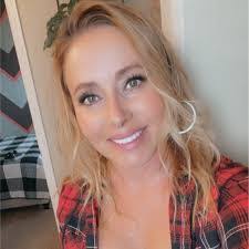 Lisa Ludwick's Instagram, Twitter & Facebook