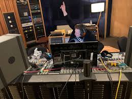 In may, the billionaire tesla and spacex ceo tweeted that he would be selling almost all physical possessions. Tesla Grunder Elon Musk Macht Jetzt Progressive House Musik