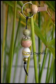 Porte Cles Poupee Perles Bois Verre Peut Aussi Etre Utilise En Bijoux De Sac A Main Les Perles En Bois Sont P Wood Beads Diy Wood Peg Dolls Miniature Crafts