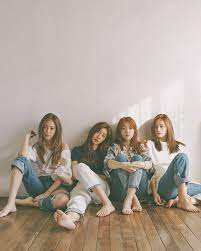 Here S Which Phones Your Favorite K Pop Idols Are Using Group Picture Poses Girl Group Pictures Group Photo Poses