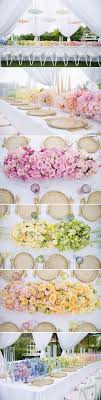 Dekotipps Hochzeisdeko Langer Tisch Dekoriert Mit Blumen In Verschiedenen Farben Regenschirm Hochzeit Hochzeitskulisse Diy Hochzeitsdeko