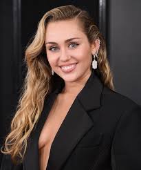 23 ноября 1992, франклин, теннесси, сша) — американская певица. Miley Cyrus Got A Pixie Mullet Haircut From Mom Tish