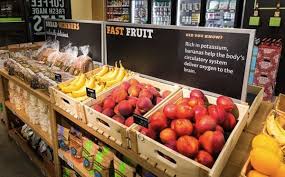 Cristobal Me Llama Mucho La Fruta Metida Dentro De Las Cajas De Madera Y En El Mismo Lineal El Pan Y Demas Supermarket Design Food Retail Store Design