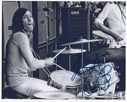 Charlie wattsは1941年、ロンドン生まれ。 1963年1月、前年に結成されたthe rolling stonesに加入し、以来約60年間、寡黙でクールなイメージのドラマーとして活動し続けてきた。 ãƒãƒ£ãƒ¼ãƒªãƒ¼ ãƒ¯ãƒƒãƒ„ ç›´ç­†ã‚µã‚¤ãƒ³å…¥ã‚Šå†™çœŸ ãƒ­ãƒ¼ãƒªãƒ³ã‚° ã‚¹ãƒˆãƒ¼ãƒ³ã‚º ãƒ‰ãƒ©ãƒžãƒ¼ ãƒ­ãƒƒã‚¯ãƒãƒ³ãƒ‰ å½¡ ã®è½æœ­æƒ…å ±è©³ç´° ãƒ¤ãƒ•ã‚ªã‚¯è½æœ­ä¾¡æ ¼æƒ…å ± ã‚ªãƒ¼ã‚¯ãƒ•ãƒªãƒ¼ ã‚¹ãƒžãƒ¼ãƒˆãƒ•ã‚©ãƒ³ç‰ˆ