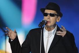Atteint d'un cancer depuis plusieurs mois, le chanteur est décédé samedi rongé par la maladie, bashung reporte plusieurs concerts en 2009, mais tient à monter sur scène le. Alain Bashung Le Traitement Humiliant De Son Fils Arthur Lors Des Obseques De Son Pere