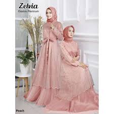 Warna peach merupakan perpaduan warna oranye pastel dengan hint warna pink yang memberikan kesan kalem sekaligus segar. Baju Gamis Pesta Warna Peach Model Hijab Terbaru