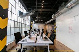 If you're renovating, consider using materials in the industrial style, such as exposed brick walls, concrete floors and exposed beams. Smarking Burofotos Glassdoor