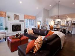 See The Luxurious Brown Leather Sectional And Grand White Fireplace In This Open Concept Living Room On Hgtv Com Salon Marron Couleur Salon Salon Maison