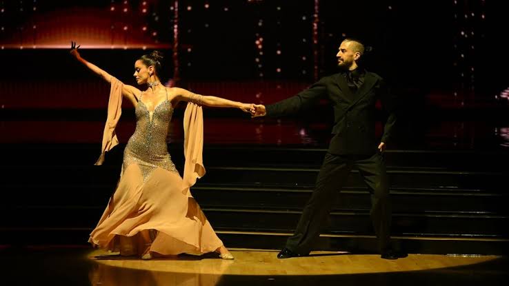 DWTS Week 4: Maura Higgins' Waltz Earns Top Score on Mariah Carey Night