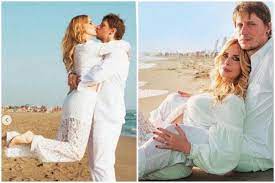 La coppia è convolata a nozze lo scorso luglio, si tratta quindi di un matrimonio fresco ed è proprio ai microfoni della conduttrice che hanno voluto parlare del forte sentimento che li. Stefania Orlando Sposa Simone Gianlorenzi Trovarlo E Stata Una Fortuna