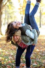 21 Super Cute Photo Ideas To Take With Your Friends This Fall Project Inspired Friend Photoshoot Sisters Photoshoot Fall Photoshoot